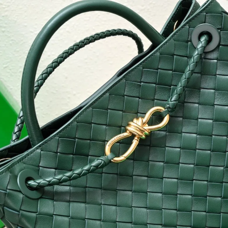 The 2023 new Andiamo batch of 2260 BV has been shipped‼ ️Really popular🔥The new Andiamo woven handbag launched by Bottega Veneta this season is really popular all over the world! ! Celebrities at home and abroad have worn it, and Oscar-winning actress Michelle Yeoh has taken it out on the street. Song Jia, Trai Yara, Yu Feihong, Sanji Ayaka, Rosie Hunting-Whiteley, Yoshioka Riho, etc. have all picked up this bag. It is classic and versatile, showing off its temperament, and the bag capacity is also large, which is very convenient for daily commuting! ! A variety of carrying methods, the shoulder straps can be adjusted by yourself, the original lambskin feels soft and delicate, and the unisex style breaks gender boundaries and brings a more practical and longer-lasting use experience. Andiamo, which has both elegant and casual styles, perfectly interprets the true appearance of "fashionable old money style". Style number: 8463 Size: 32*24*12